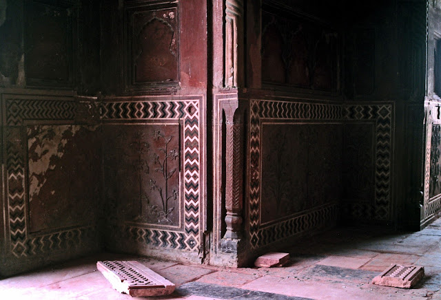 designs on red sandstone at the Taj