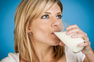      woman-drinking-milk.