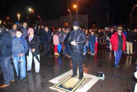 شاب يصلي في شوارع اوروبا لــو كانت الصورة لفتاة عارية لجمعت الآف من الاعجابات