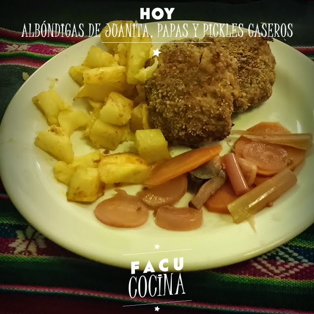 Albóndigas de Juanita, papas y pickles caseros Albóndigas de Juanita, papas y pickles caseros