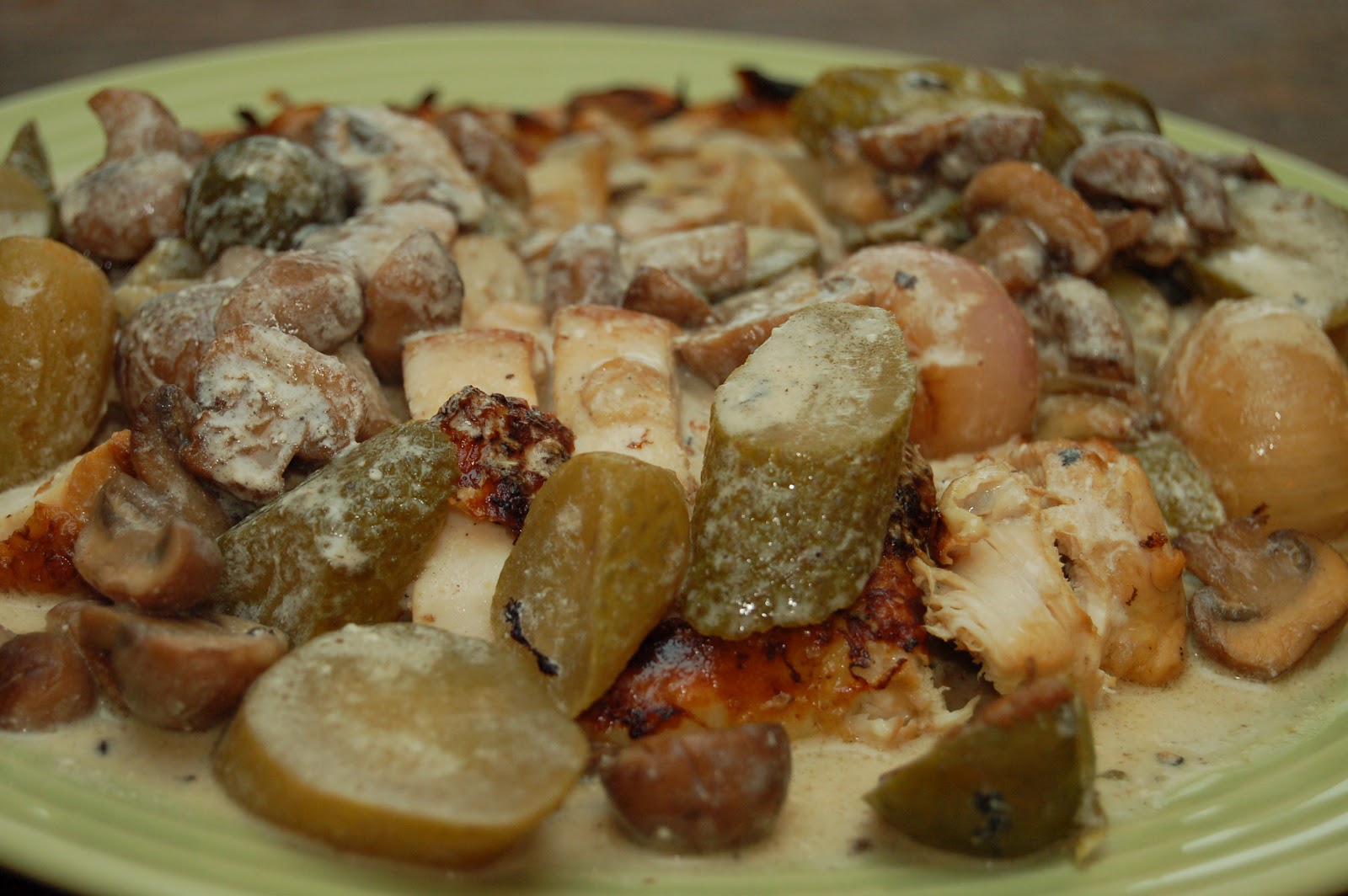 how to eat properly chicken with soured cream, mushrooms and gherkins