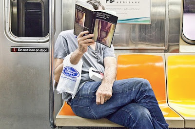 leer un libro en el metro