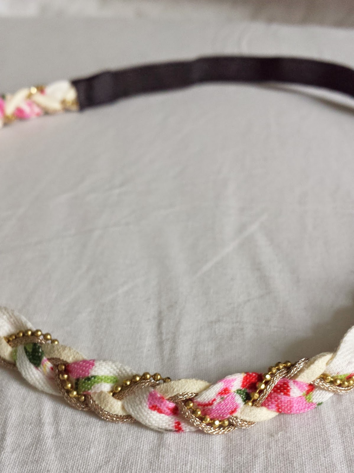 Clothes & Dreams: Self-rewarding during exams (shoplog): detail of Claire's white and pink headband