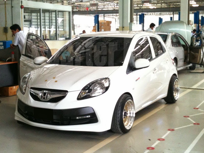 modifikasi mobil honda brio satya putih