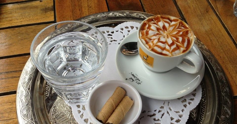 Kahve Fincanı İstiklal Mado Cafe�nin terasında Cappucino Espresso