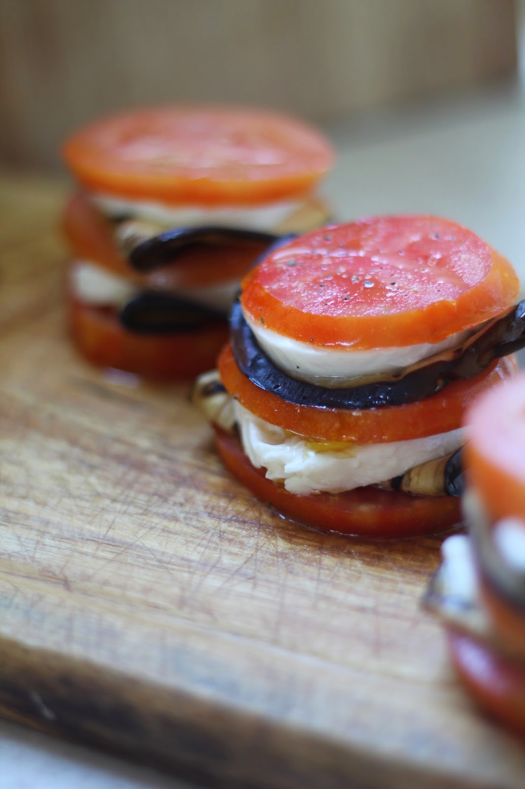 millefoglie di pomodori freschi con melanzane e mozzarella