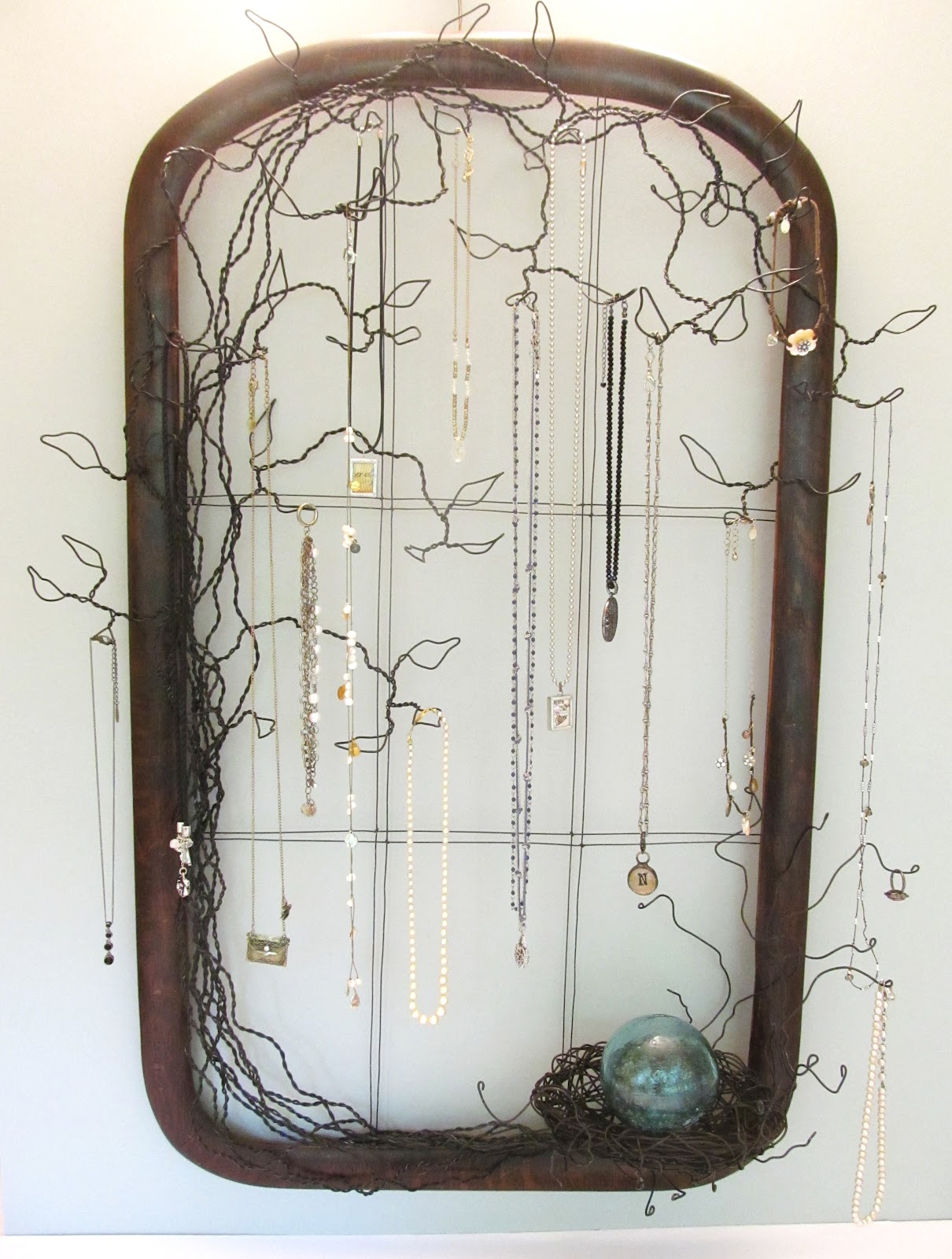 Sassytrash Vintage Frame and Wire Wall Jewelry/Display Hanger with Nest