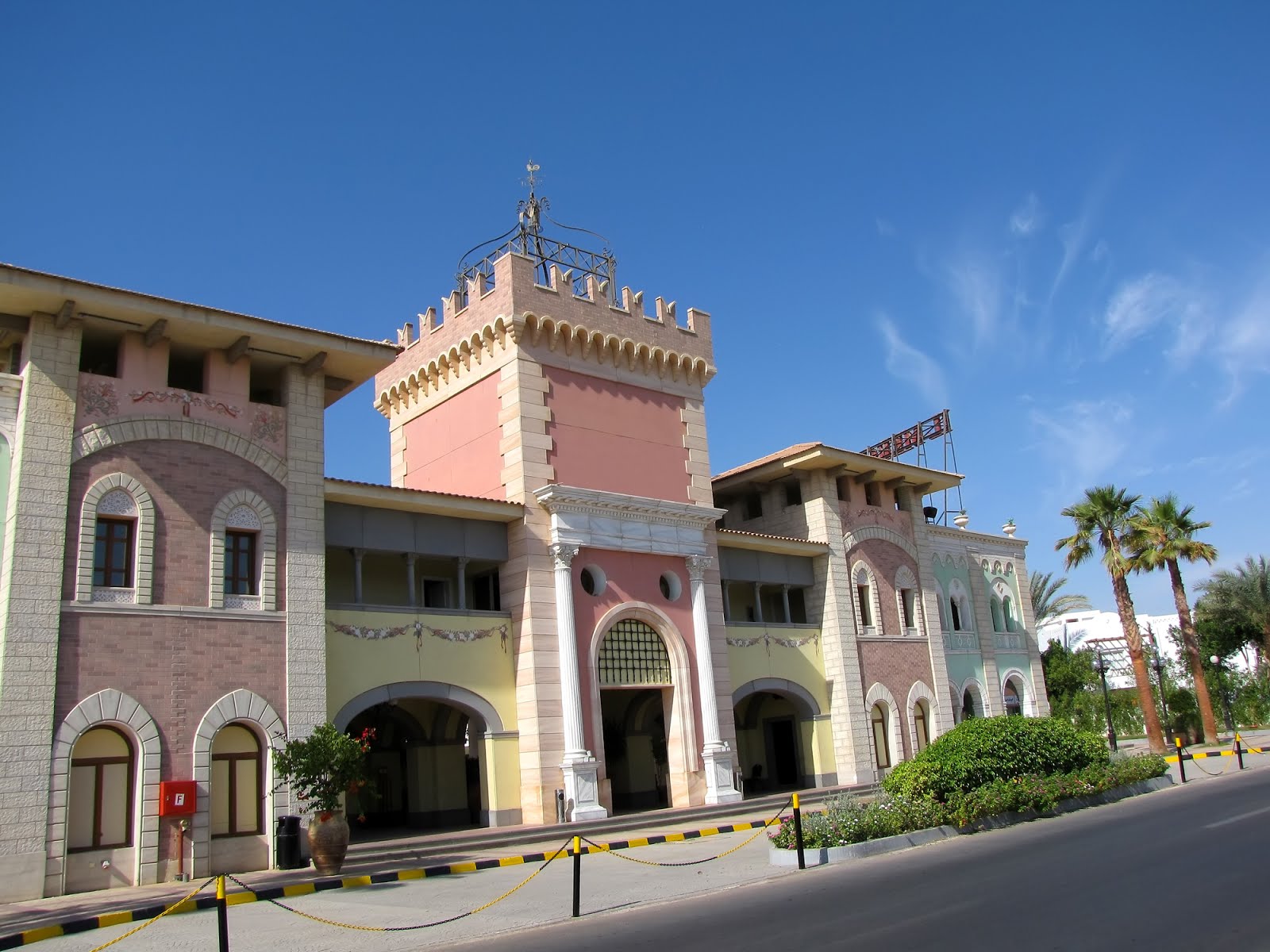 http://4.bp.blogspot.com/-RUWLA0C9zro/UJCYRU58mqI/AAAAAAABNdA/-768psUMp_8/s1600/hermoso-edificio-de-estilo-arabe-en-egipto-Beautiful%2Bbuilding%2Bin%2BArabic%2Bstyle.jpg