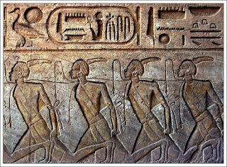 أحد النقوش الرائعة بمعبد أبو سمبل الكبير الذى شيده الفرعون رمسيس الثانى ببلاد النوبة