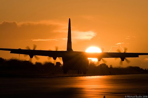 Missão Secreta: Aviões britânicos resgatam mais 150 civis no deserto da Líbia