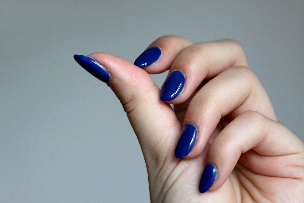 manicure hybrydowy zwykly lakier pod lampa uv wymarzony kobalt folia holograficzna do paznokci jak nakładać proste wzory