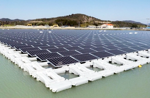 Nhà máy điện mặt trời nổi trên mặt nước đầu tiên ở Nhật Bản.