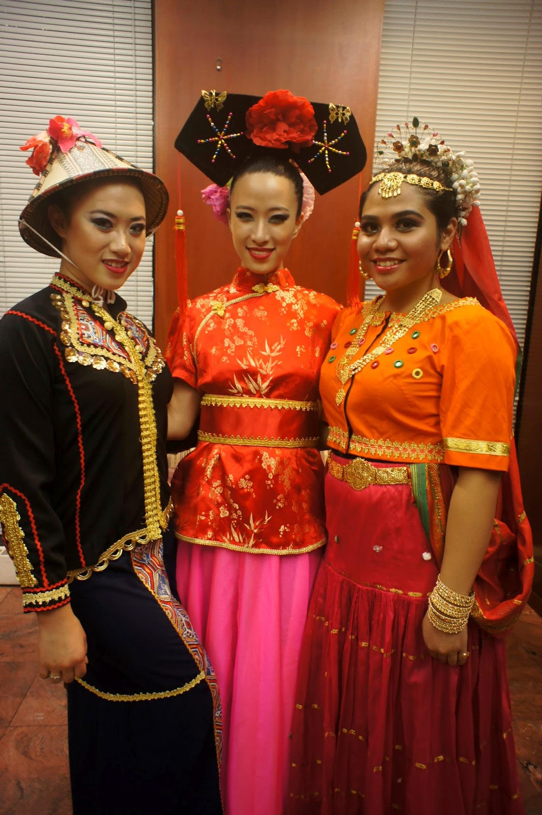 costume malaysian dance
