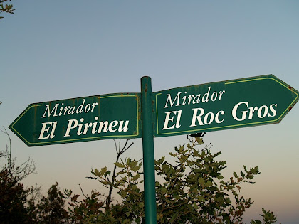 Rètol indicador dels dos miradors del Roc de la Guàrdia Rètol indicador dels dos miradors del Roc de la Guàrdia