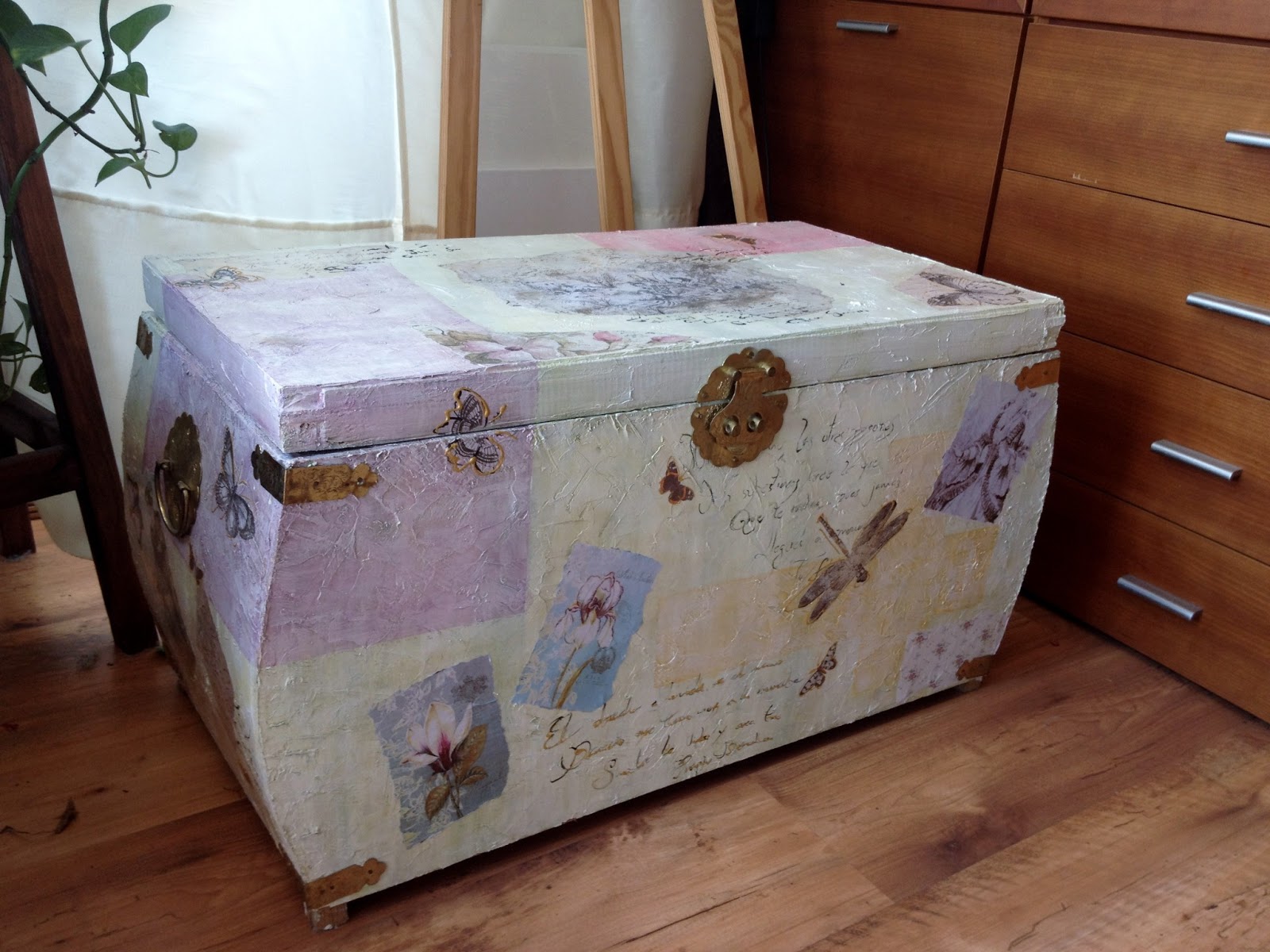 La hora del scrapbooking: Decopach: Restauración Baúl de mimbre.