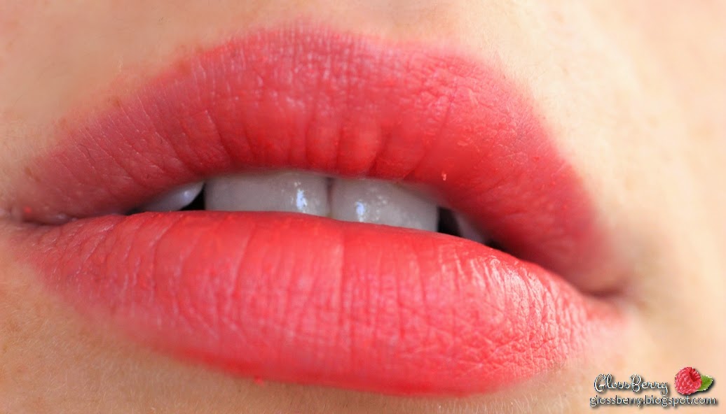 hourglass femme rouge muse velvet lipstick lipcolor lip swatch review glossberry סקירה סווטץ' האורגלאס אאורגלאס מיוז שפתון מאט matte   בלוג איפור וטיפוח