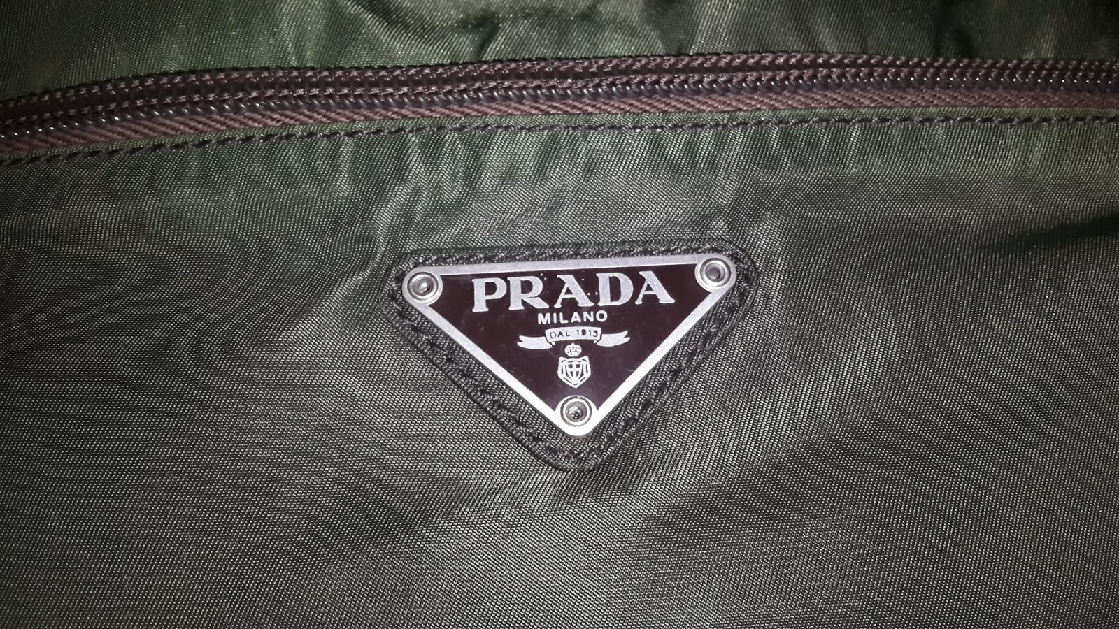 pArT tiMe bUnDLe Authentic Vintage Prada Green Nylon Messenger/Sling