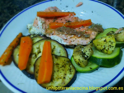 Salmón al horno con verduras asadas