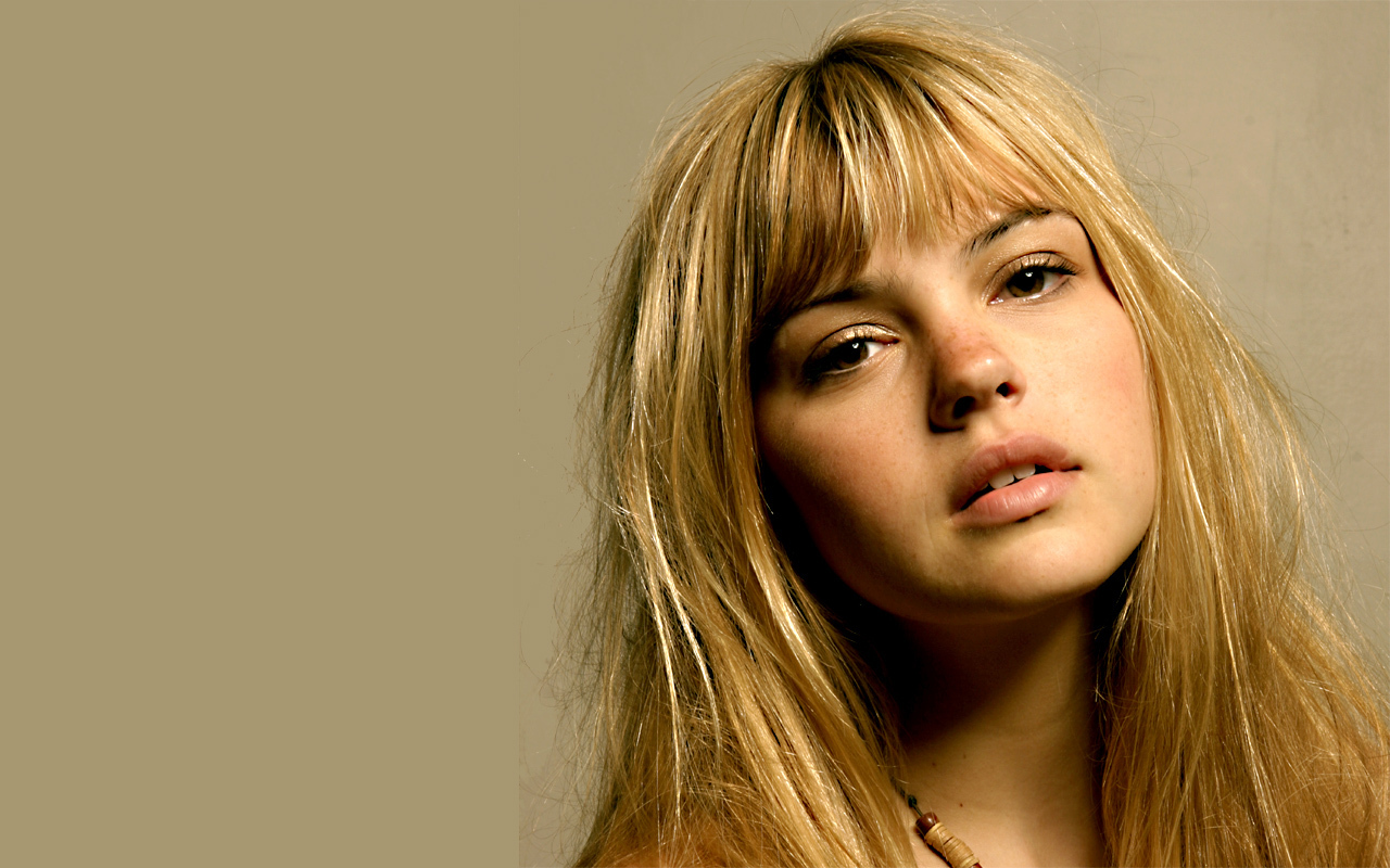 http://4.bp.blogspot.com/-Rez37cZplZI/TyeV96JIjUI/AAAAAAAABRQ/H43zitz39UE/s1600/Aimee+Teegarden+Beautiful+Wallpapers+(4).jpg