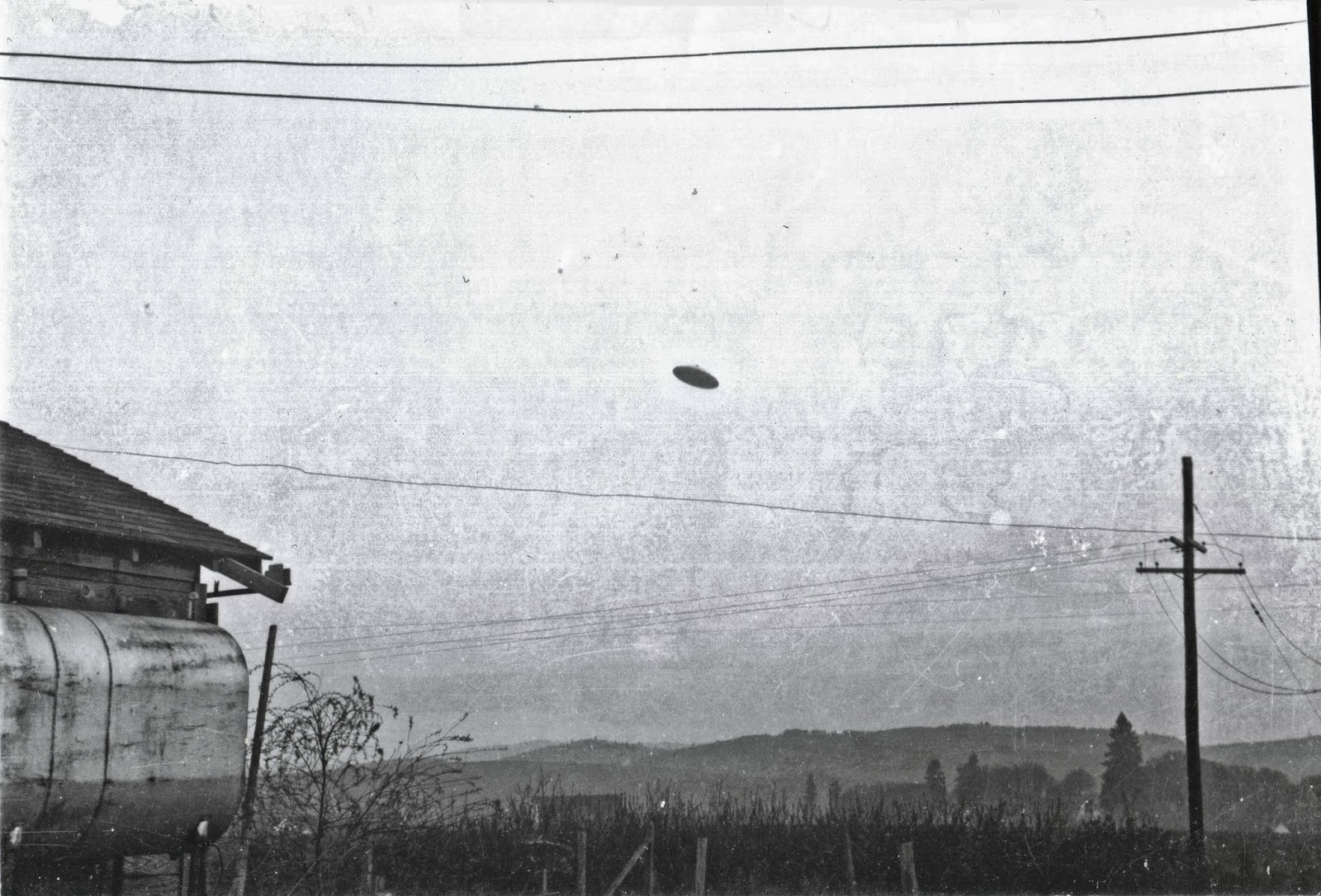 Abductions, UFOs and Nuclear Weapons flying saucer pictures