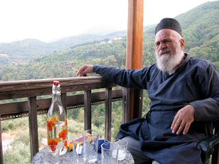Pare Ioanikios, monjo ortodox que viu fora dels monestirs. Font: Xavier Moret