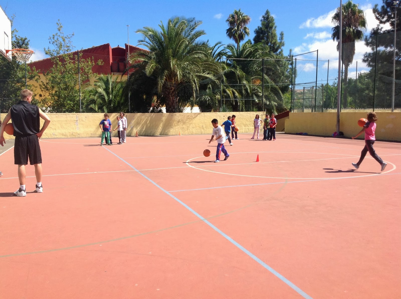 Educación Física Visita y sesiones de baloncesto a cargo de Entrenadores y alumnos de CBA