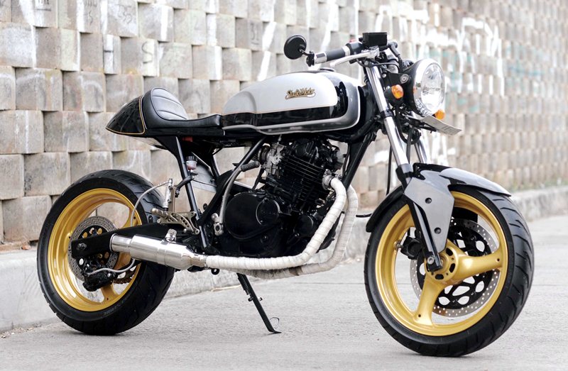JATUH CINTA TAMPILAN CAFE RACER - THUNDER 250 '02 title=