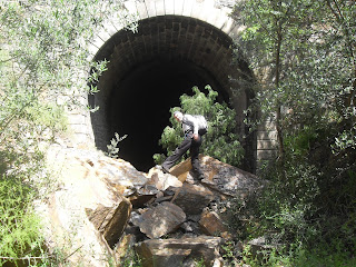 Passando uma derrocada na entrada do túnel de Almendra