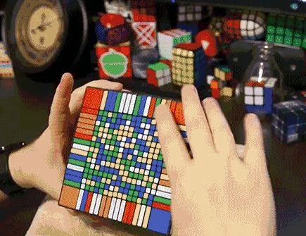 Cubo mágico mais difícil do mundo é resolvido em mais de sete