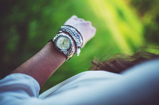 Mirando el reloj Mirando el reloj