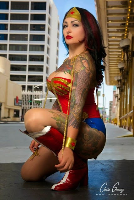 femme tatouée en cosplay de wonder woman