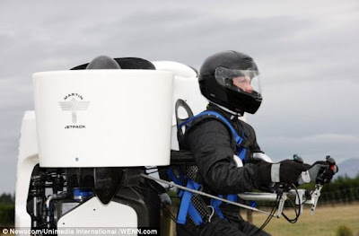 Mengangkasa dengan Jetpack Seharga Rp 1,5 Miliar Terbang dengan Jetpack