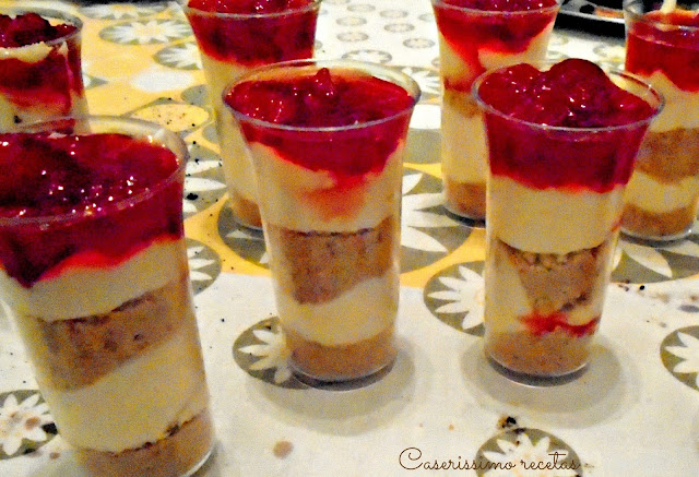 Shots  Cheese Cake Con Coulis De Frutillas
