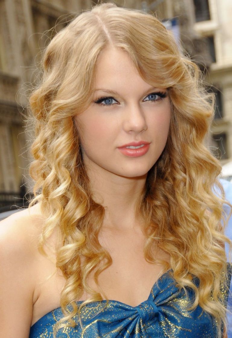 HollyWood Stars: Taylor Swift New Long Curly Hair Style Photos 2013