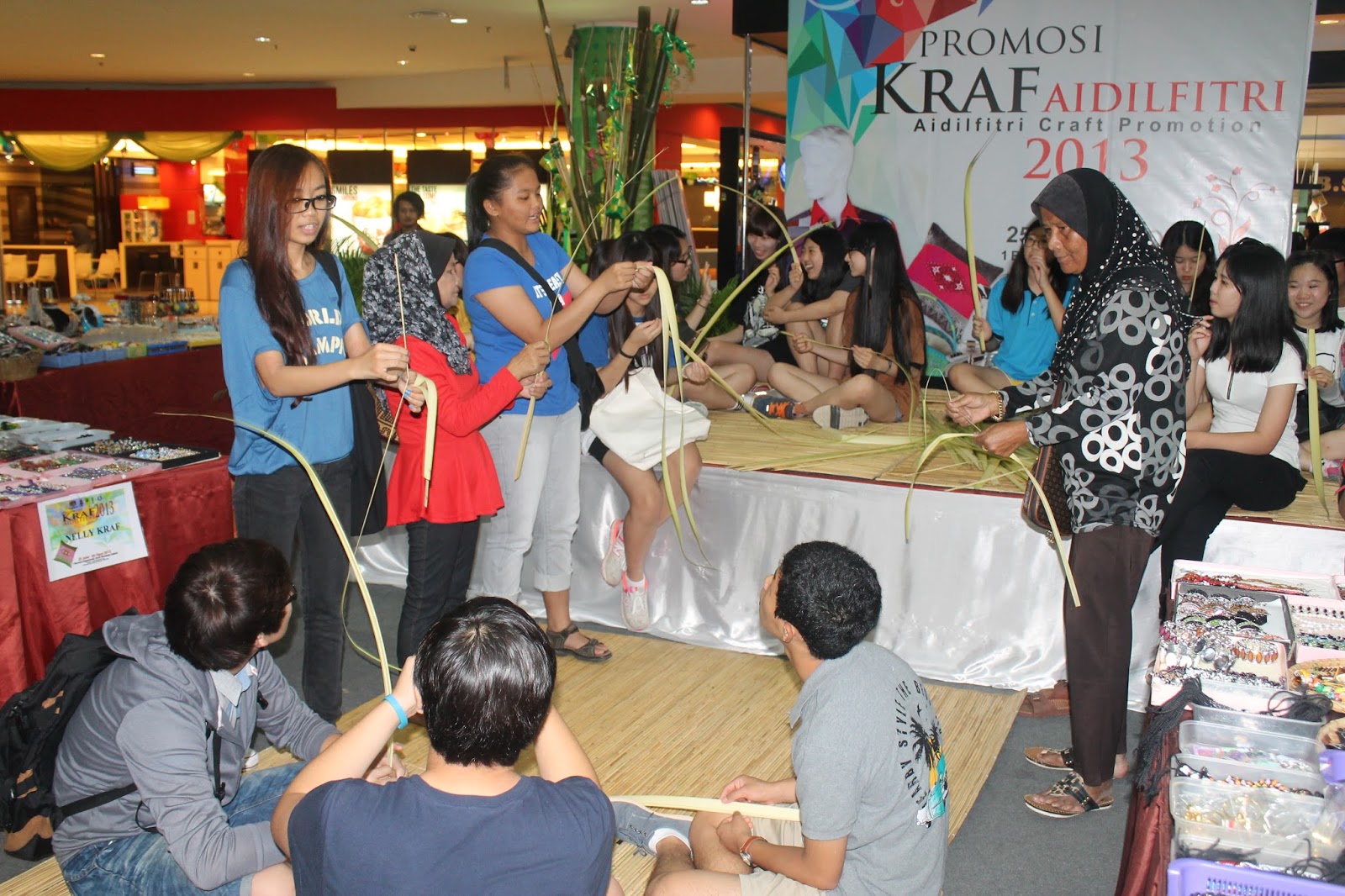 Budaya Kraf: PELAJAR KOREA MENGANYAM KETUPAT