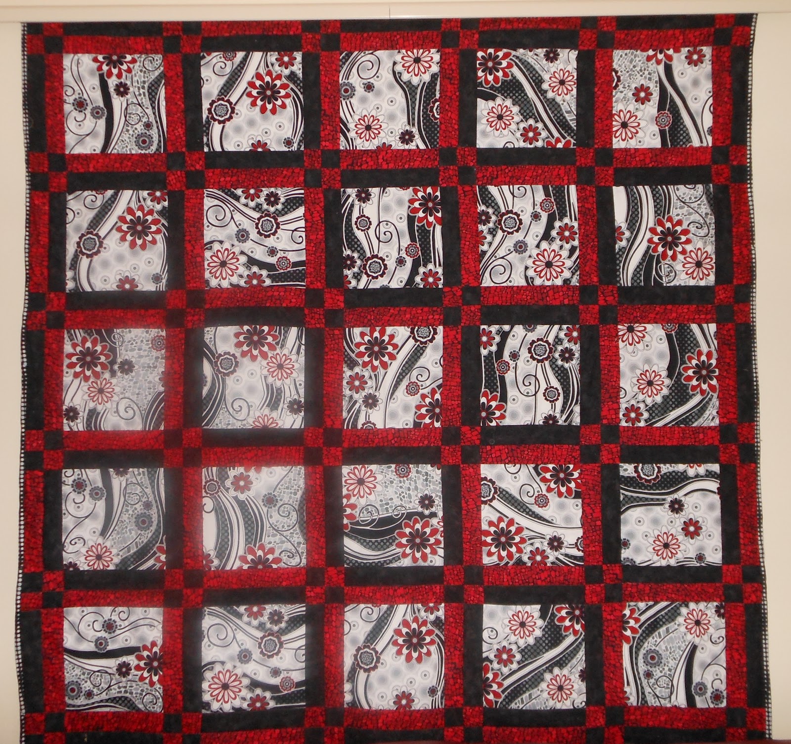 Lenibvs Red,black and white quilt