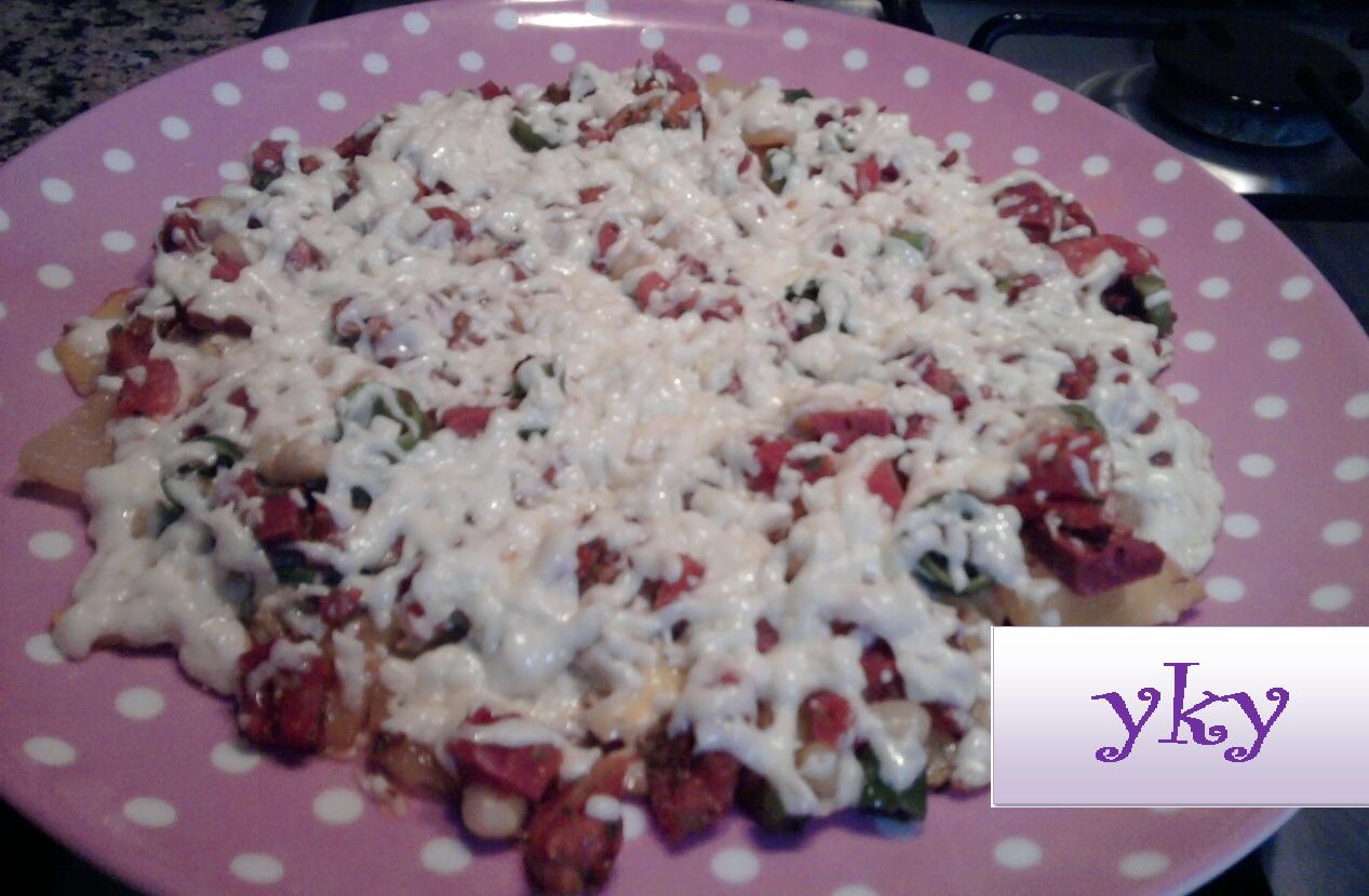 Tavada pizza tarifi yaseminin lezzetleri çok lezzetli )