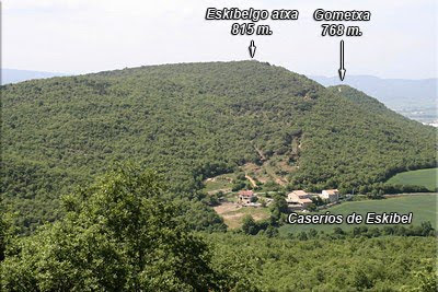 Vista de Eskibelo atxa y los caserío de Eskibel desde San Kiliz