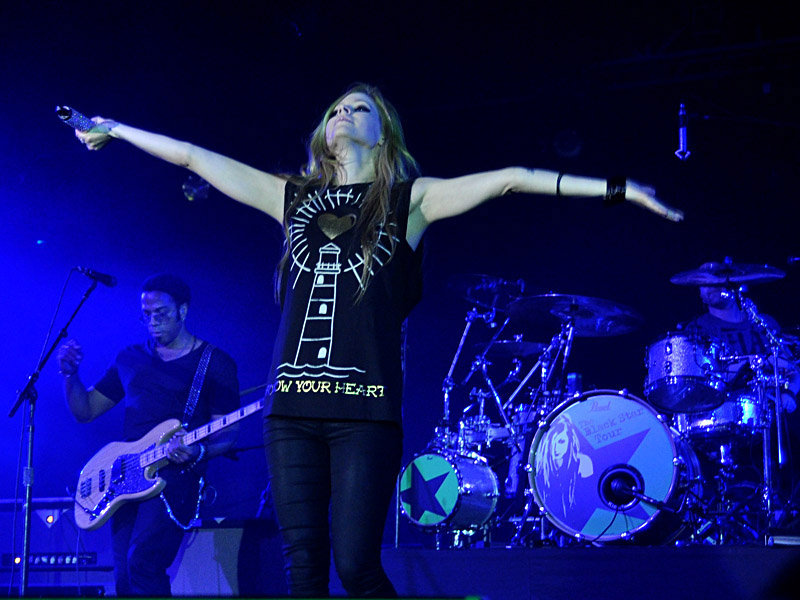 http://4.bp.blogspot.com/-Rt2izzLhFbA/Tdp4KP-uXXI/AAAAAAAABVU/arxsimK8n3s/s1600/110802_konser-avril-lavigne.jpg