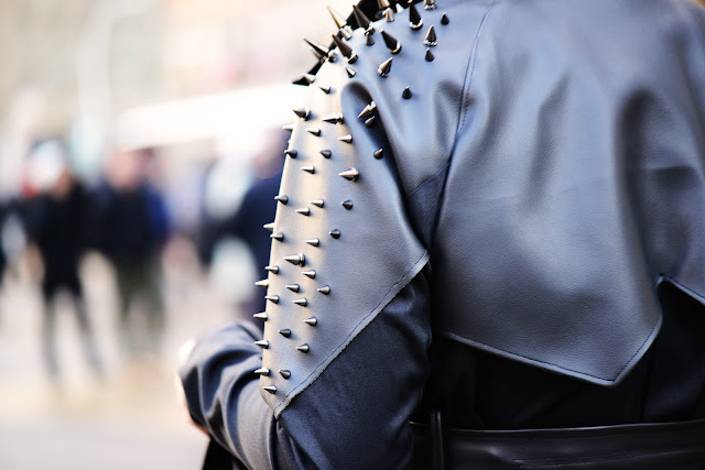 NYFW+AW+STREET+STYLE+SHOULDER+SPIKES+SNAPPYLIFESTYLE.jpg (1600×1067)