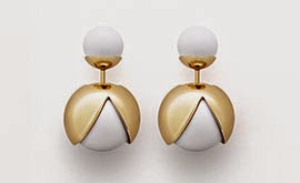 Brincos Be Dior, pérolas de laca branca e acabamento em ouro, com formato de abelha estilizada brincos Be Dior pérolas de laca branca e acabamento em ouro com formato de abelha estilizada