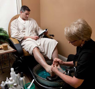 Homem fazendo pedicure - Pés Masculinos