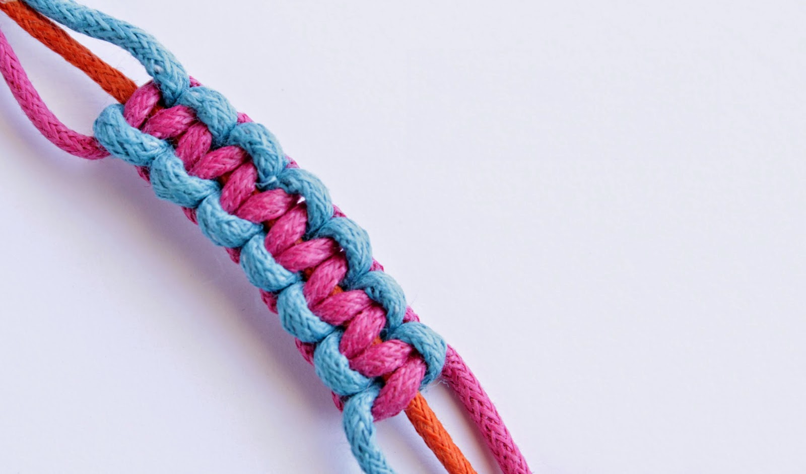 http://curlymade.blogspot.pt/2014/10/back-to-basics-how-to-make-square-knot.html