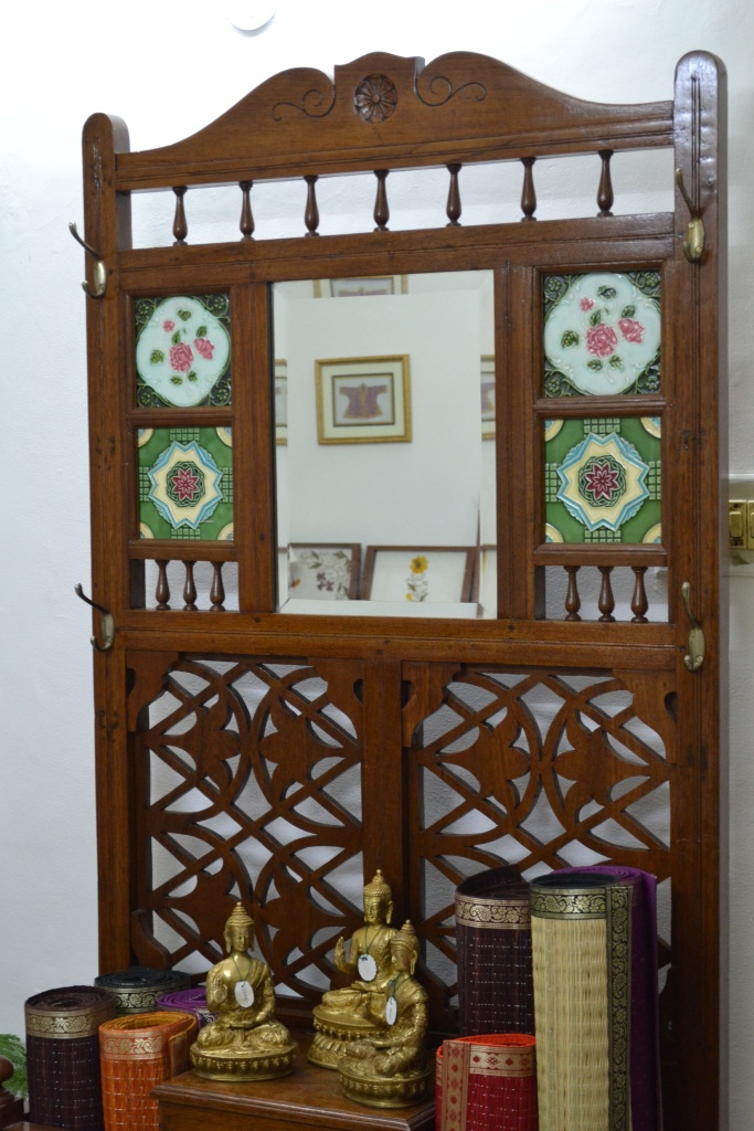 The Design Enthusiast Amazing Antiques Hall tree / Umbrella and Coat