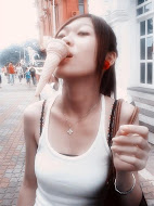 special way to eat ice-cream~haha