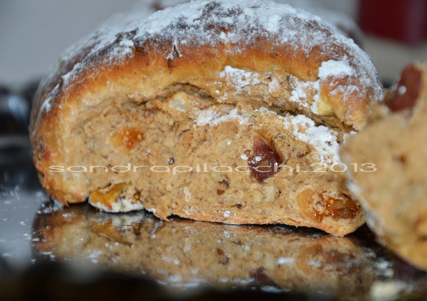 treccia di pane con frutta secca e noci brasiliane cotta nella cucina economica....tutta un'altra storia!