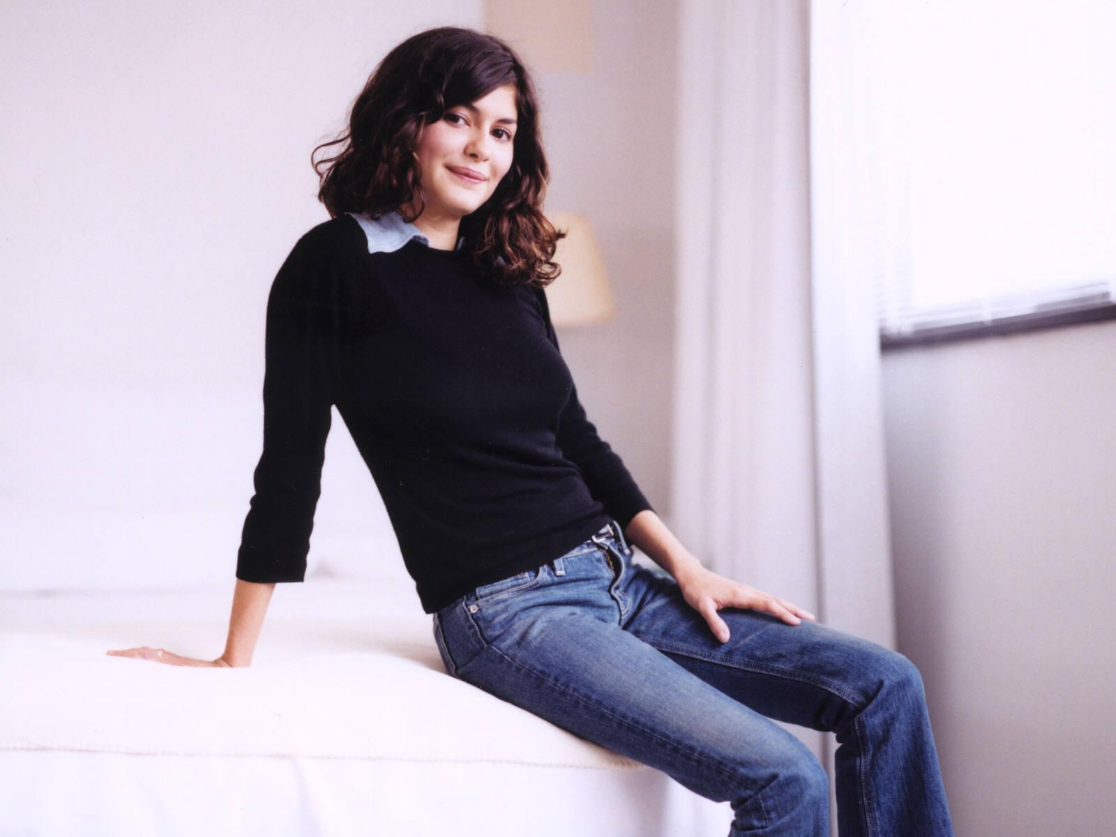 http://4.bp.blogspot.com/-RzXTXR3nSGA/UFmsUCrRk4I/AAAAAAAAM5g/ypEd4uw0ybM/s1600/fond-ecran-celebrites-feminines-audrey-tautou-003.jpg