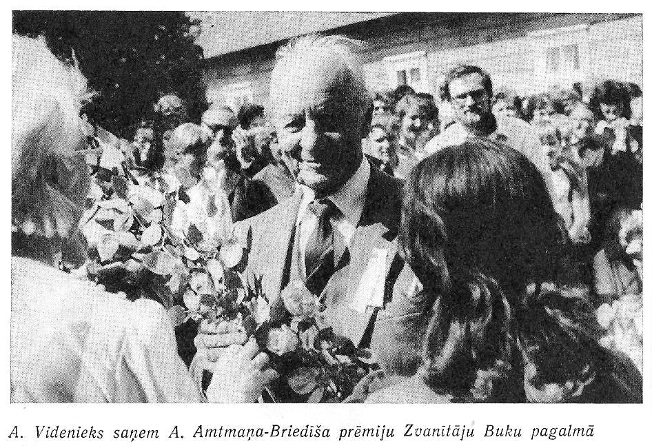 Alfrēds Videnieks saņem A. Amtmaņa-Briedīša prēmiju Zvanītāju Buku pagalmā 1985. gadā
