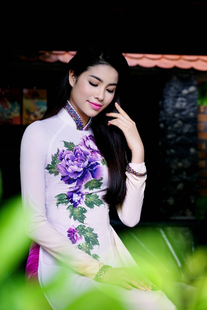 [Image: Pham-Huong-yeu-kieu-voi-ao-dai-sac-hoa-mua-thu-7.jpg]