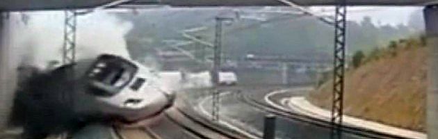 Δείτε τη στιγμή που το τρένο εκτροχιάζεται   Τουλάχιστον 77 οι νεκροί! (Video)